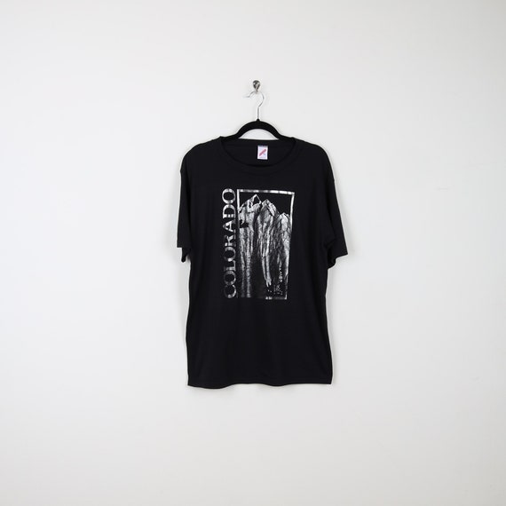 【SATUR】Classy Nostalgia Vintage Graphic T-Shirt Black SATUR 】Classy Nostalgia Vintage Graphic T-Shirt (SATUR/T
