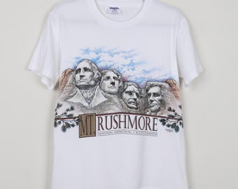 Camiseta vintage de los años 90 con estampado gráfico blanco de Sansegal, con punto simple, del Monumento Nacional Monte Rushmore, Dakota del Sur, 1993, talla pequeña