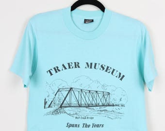 Camiseta corta con estampado gráfico azul de los años 90 del Museo Traer, con puente Wolf Creek que atraviesa los años, remera corta con una sola puntada reelaborada, talla M