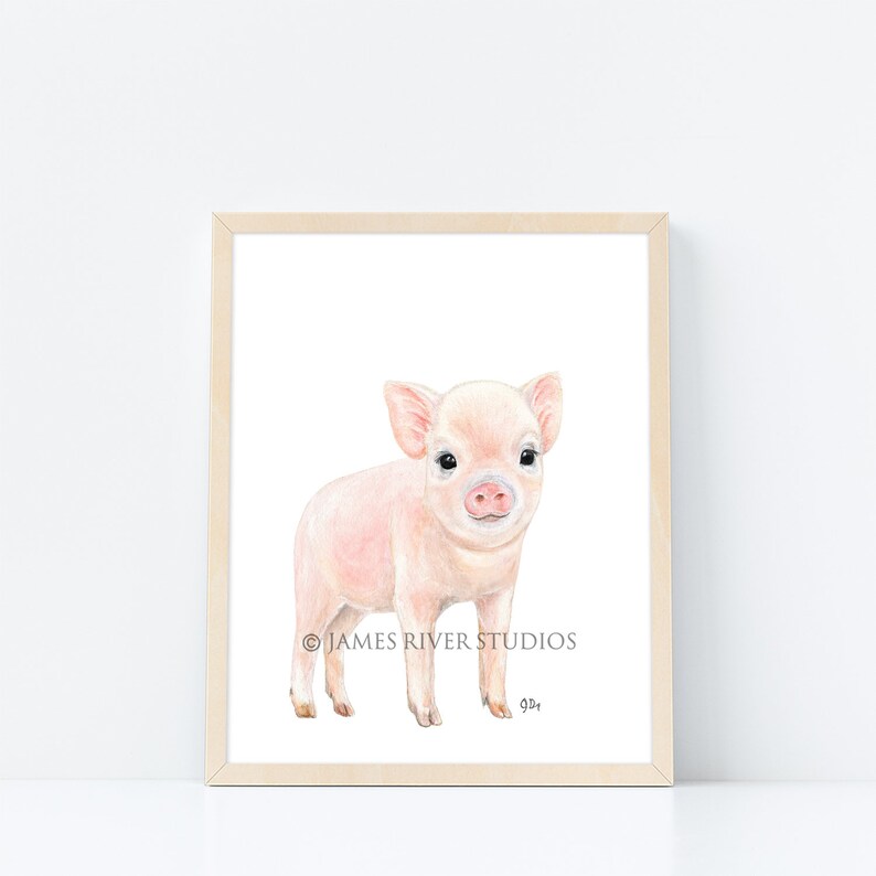 Puede incluir: Una pintura de acuarela de un lech&oacute;n rosado de pie sobre un fondo blanco. El lech&oacute;n tiene un hocico rosado, ojos negros y un cuerpo rosado. La pintura est&aacute; enmarcada en un marco de madera claro.