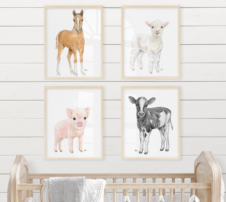Puede incluir: Conjunto de cuatro ilustraciones de animales en acuarela en marcos. Las ilustraciones presentan un potro marr&oacute;n, un cordero blanco, un lech&oacute;n rosado y un ternero blanco y negro.