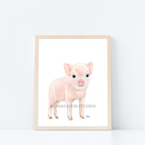 Puede incluir: Una pintura de acuarela de un lech&oacute;n rosado de pie sobre un fondo blanco. El lech&oacute;n tiene un hocico rosado, ojos negros y un cuerpo rosado. La pintura est&aacute; enmarcada en un marco de madera claro.