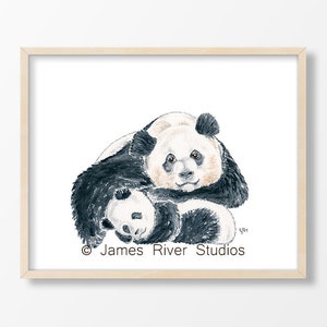 Pode incluir: Uma pintura em aquarela de um urso panda preto e branco abra&ccedil;ando um urso panda menor. A pintura est&aacute; sobre um fundo branco e tem o texto "James River Studios" na parte inferior.