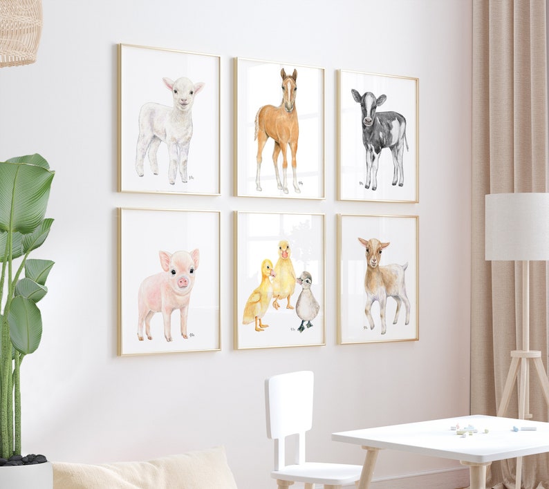 Puede incluir: Seis ilustraciones de acuarela enmarcadas de animales de granja beb&eacute;s. Las ilustraciones incluyen un cordero, un potro, un ternero, un lech&oacute;n, dos patitos y un cabrito.