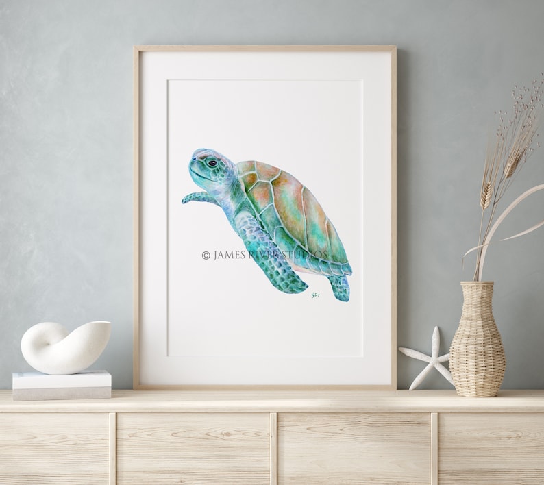 Op de afbeelding: Een aquarel schilderij van een zeeschildpad die in de oceaan zwemt. De schildpad is geschilderd in tinten blauw, groen en bruin. De achtergrond is wit.
