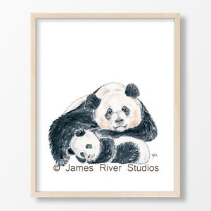 Pode incluir: Uma pintura em aquarela de um urso panda preto e branco abra&ccedil;ando um filhote de panda menor. A pintura &eacute; emoldurada em uma moldura de madeira clara. O texto "James River Studios" &eacute; impresso abaixo dos pandas.