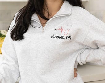 Sweat-shirt d'infirmière ~ Zip personnalisé d'un quart d'infirmière ~ Pull d'allaitement ~ Cadeau personnalisé pour infirmière IA IAA ~ Cadeaux de remise des diplômes pour infirmières