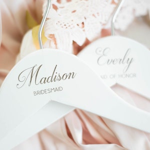 Engraved Wedding Hanger Bride Bridesmaid Dress Hangers Personalized Bridesmaid Gift afbeelding 1