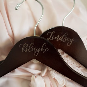 Engraved Wedding Hanger Bride Bridesmaid Dress Hangers Personalized Bridesmaid Gift afbeelding 5