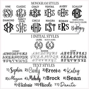 K&ouml;nnte beinhalten: Eine schwarz-wei&szlig;e &Uuml;bersicht mit verschiedenen Schriftarten zur Personalisierung. Sie enth&auml;lt Abschnitte f&uuml;r Monogramm-Stile, Initialen-Stile und Text-Stile, die Alphabete sowie Namen wie Sophia, Carly und Brooke in verschiedenen Schriftbildern zeigen.