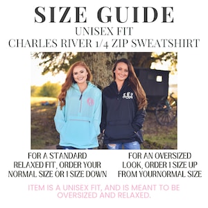Puede incluir: Una gu&iacute;a de tallas para una sudadera Charles River con cremallera de 1/4 y ajuste unisex. El texto incluye instrucciones para un ajuste relajado est&aacute;ndar y un look oversize. Se muestran dos sudaderas, una azul claro y otra negra, con monograma.