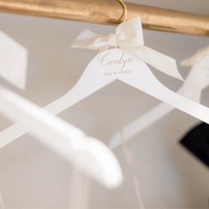 Engraved Wedding Hanger Bride Bridesmaid Dress Hangers Personalized Bridesmaid Gift afbeelding 3