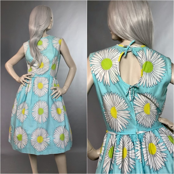 California | 1960s Baby Blue Daisy Print Summer Dr