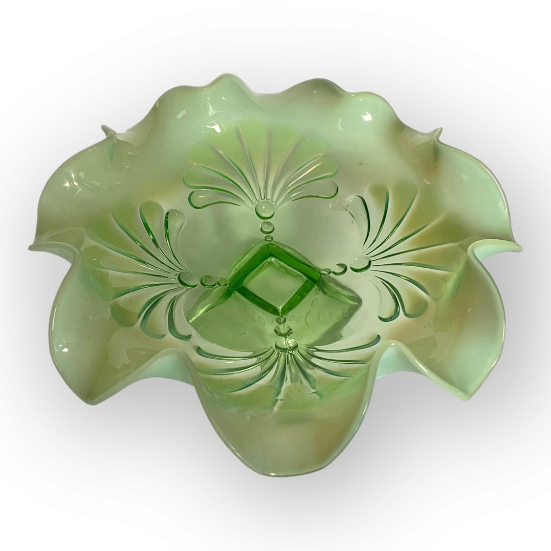 ジェファーソン　グラス　グリーンオパールセント　フェントン Jefferson Glass Shell & Dots Green Opalescent Ruffled Footed Bowl