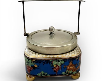 ランカスター＆サンズ ハンリー チャイニーズガーデン スイートミートジャー – コバルトブルーセラミック、EPNS蓋付き、脚付き皿