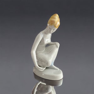 Beautiful Hollohaza Porcelain Figurine Lady Made in Hungary