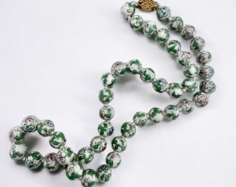 Hermoso collar de cuentas de porcelana esmaltada cloisonné de exportación china con cierre de caja de filigrana