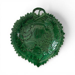 Antike Englische Majolica Servierplatte um 1900 | Grün glasierte Wedgwood-Stil Servierplatte | Relief-Blatt-Design mit eingefasstem Griff | Jugendstil