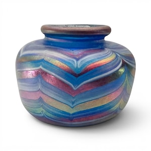 Vaso vintage in vetro artistico iridescente – Design “Piuma Tirata” – Firmato e datato 1977 da Joe Piasecki