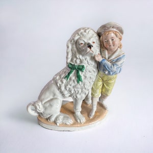 Zabytkowa figurka Staffordshire Cavalier King Charles Spaniel i młodego chłopca