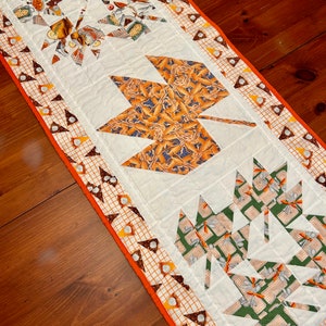 Thanksgiving Table Runner, Festive Fall Leaf Decor, Leaves, Quilted Home Decor, Fall Tablescape, Handmade Gift, Unique Housewarming Present