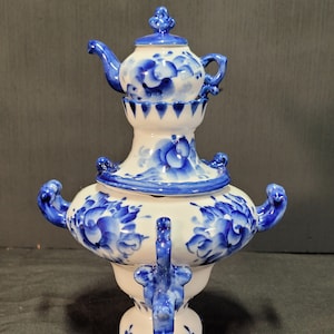 Samovar vintage de porcelana russa – Mini urna de chá floral azul e branca de 18,4 cm – Cerâmica artística pintada à mão em cobalto
