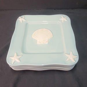 Juego de 4 platos cuadrados de ensalada Vintage Shoreline de Home Studio - 9" (23 cm) - Gres con diseño de conchas y estrellas de mar - Vajilla playera con ribete color aguamarina