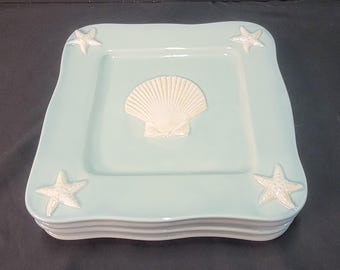 Juego de 4 platos cuadrados de ensalada Vintage Shoreline de Home Studio - 9" (23 cm) - Gres con diseño de conchas y estrellas de mar - Vajilla playera con ribete color aguamarina