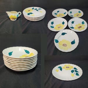Puede incluir: Colección de vajilla de cerámica blanca vintage con un diseño de girasol amarillo y hojas verdes. El juego incluye platos, platillos y una jarra de crema. Los platos tienen un borde festoneado. El diseño del girasol está pintado a mano.