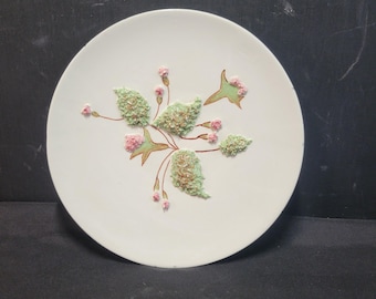 Vintage Holland Mould angehobene Blumenplatte 8,5 ''handbemalte keramische Kunstplatte strukturierte Blätter rosa Blüten-Hüttendekor