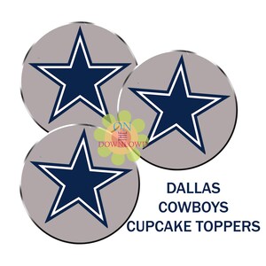 Könnte beinhalten: Drei kreisförmige Cupcake-Topper mit einem dunkelblauen Stern mit weißer Umrandung auf hellgrauem Hintergrund. Der Text "ON THE DOWNLOAD" erscheint in der Mitte und der Text "DALLAS COWBOYS CUPCAKE TOPPERS" ist in Dunkelblau gedruckt.