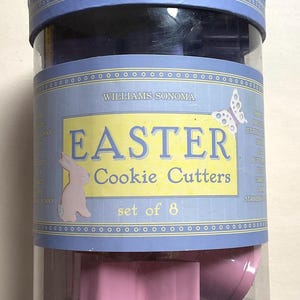 Cookie cutters EASTER Williams Sonoma.8. Sitting bunny, chick, egg, butterfly, duck, carrot, lamb, standing bunny. Pastels. Dishwasher safe.