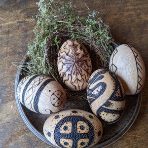 Wooden Ostara egg with pyrographed oak leaves and acorns zdjęcie 9