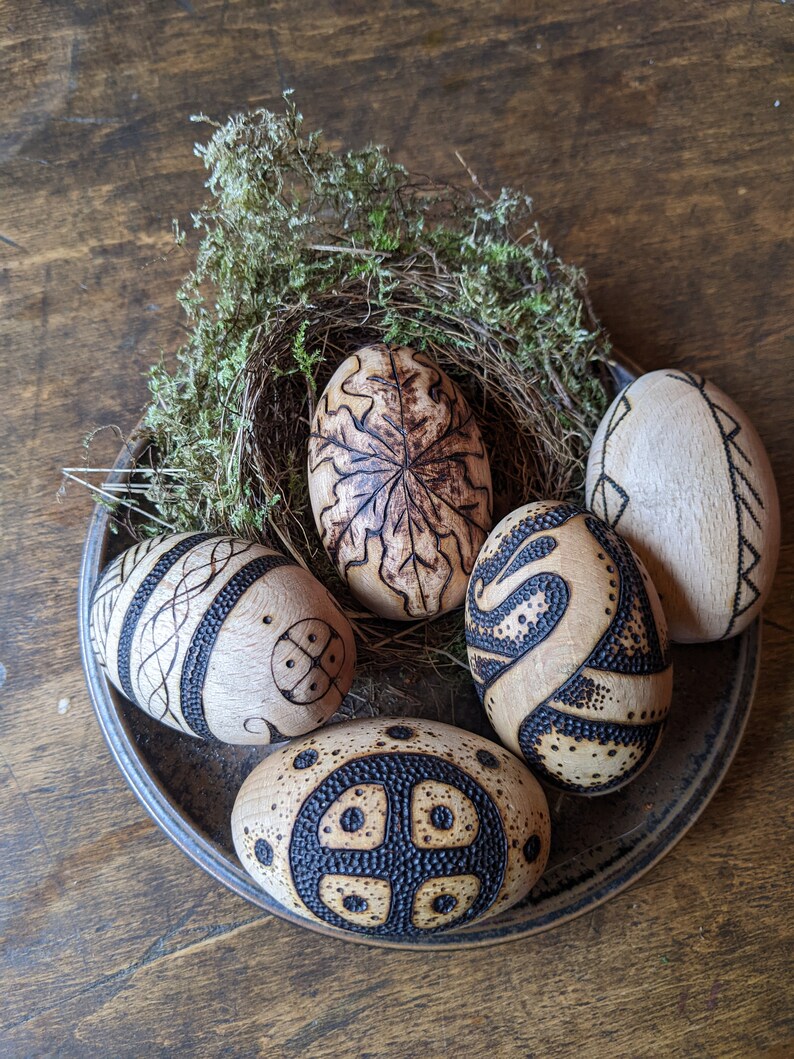 Wooden Ostara egg with pyrographed oak leaves and acorns zdjęcie 9