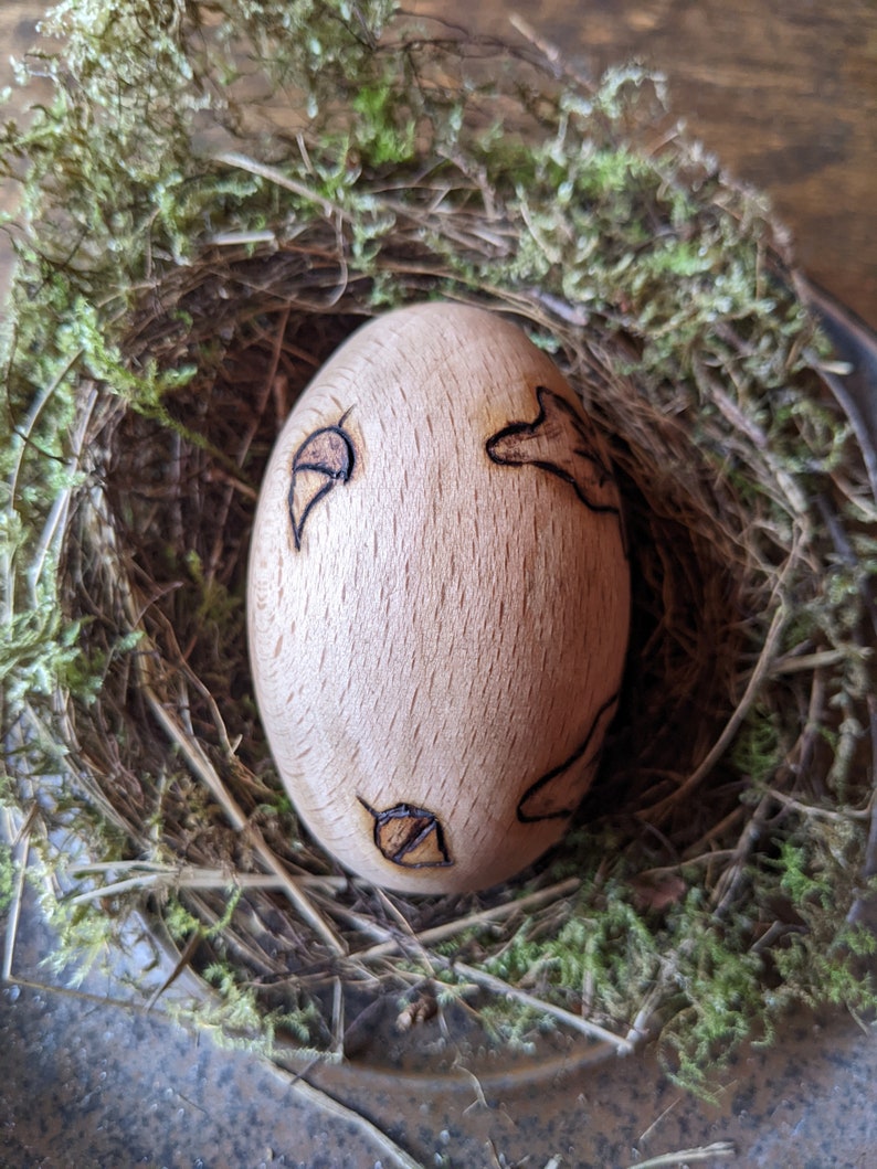 Wooden Ostara egg with pyrographed oak leaves and acorns zdjęcie 5