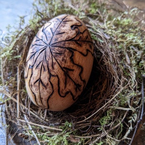 Wooden Ostara egg with pyrographed oak leaves and acorns zdjęcie 7