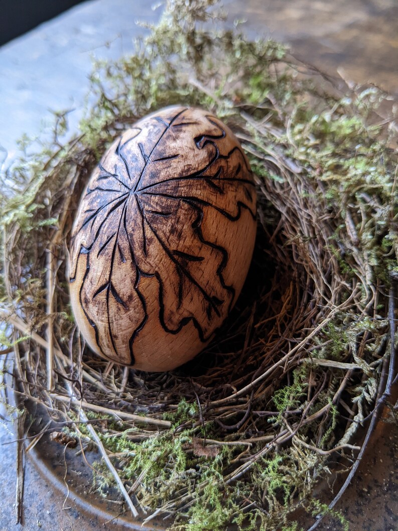 Wooden Ostara egg with pyrographed oak leaves and acorns zdjęcie 7