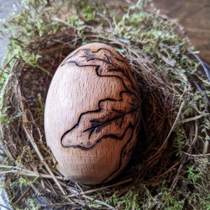 Wooden Ostara egg with pyrographed oak leaves and acorns zdjęcie 3