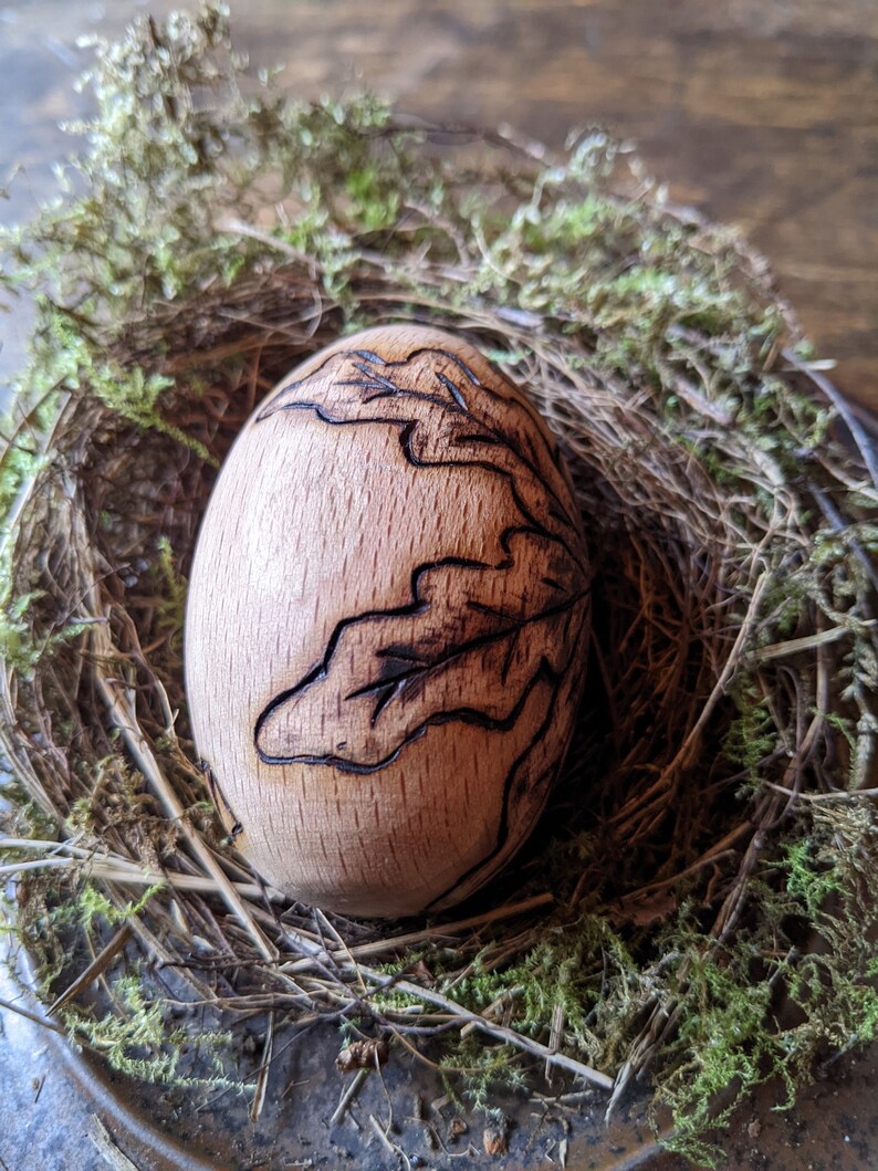 Wooden Ostara egg with pyrographed oak leaves and acorns zdjęcie 3