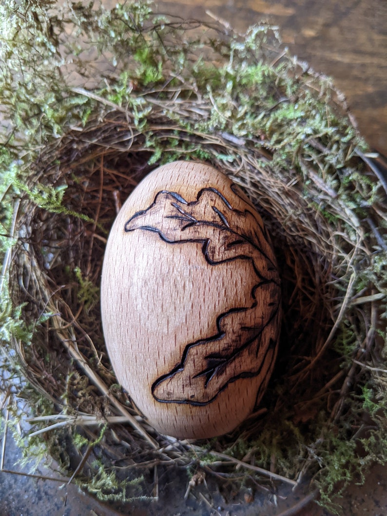 Wooden Ostara egg with pyrographed oak leaves and acorns zdjęcie 6