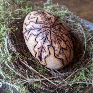 Wooden Ostara egg with pyrographed oak leaves and acorns zdjęcie 8