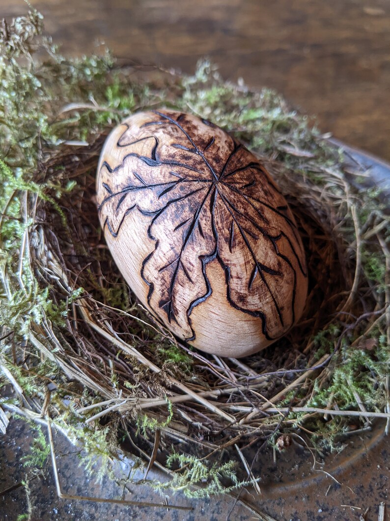 Wooden Ostara egg with pyrographed oak leaves and acorns zdjęcie 8