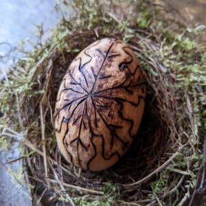 Wooden Ostara egg with pyrographed oak leaves and acorns zdjęcie 2