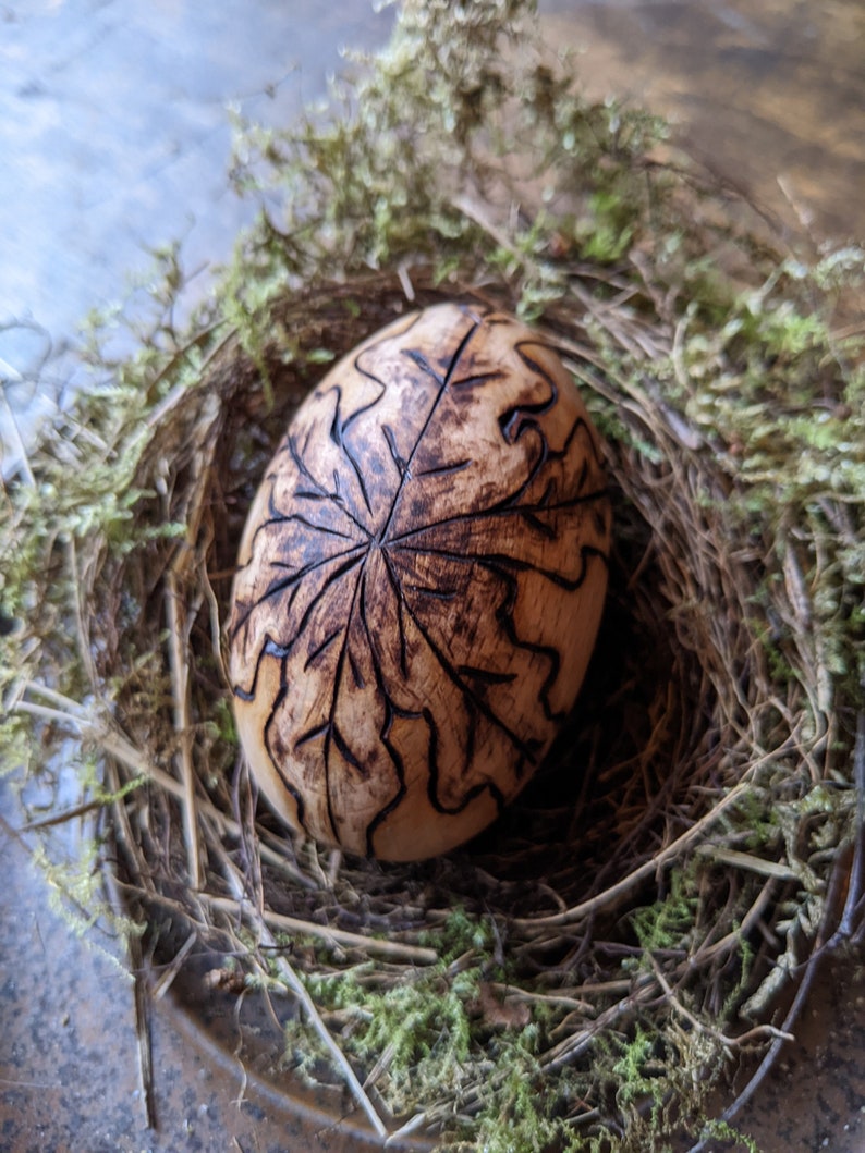 Wooden Ostara egg with pyrographed oak leaves and acorns zdjęcie 2
