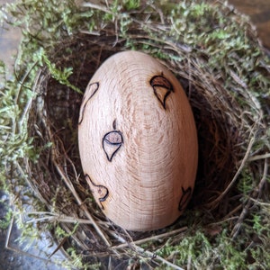 Wooden Ostara egg with pyrographed oak leaves and acorns zdjęcie 4