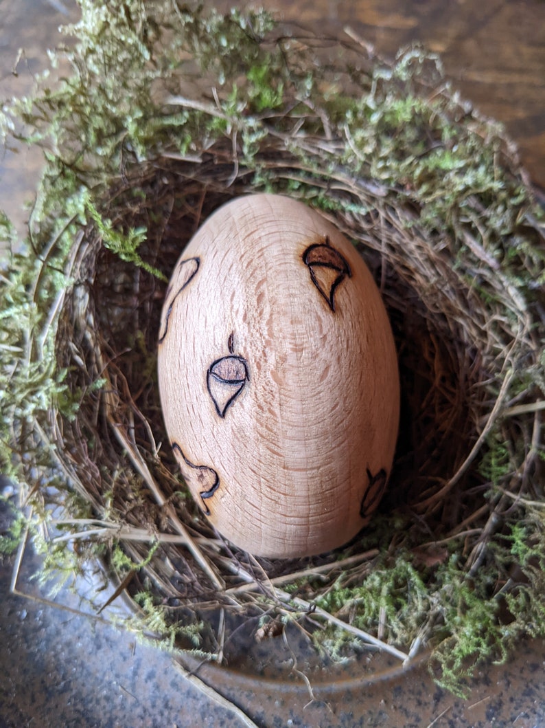 Wooden Ostara egg with pyrographed oak leaves and acorns zdjęcie 4