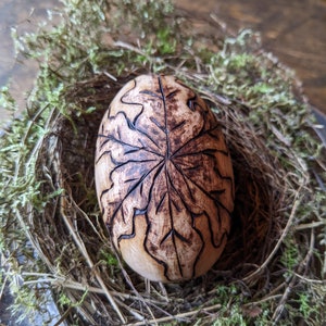 Wooden Ostara egg with pyrographed oak leaves and acorns zdjęcie 1