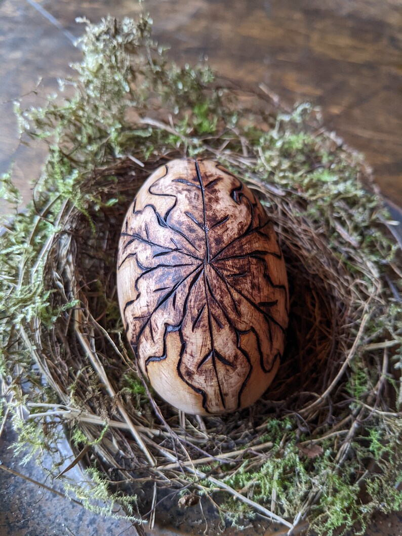 Wooden Ostara egg with pyrographed oak leaves and acorns zdjęcie 1