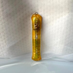 Elegante caixa mezuzá de vidro fundido, textura moderna amarela e transparente, artesanal e presente judaico exclusivo