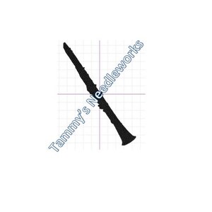 Può includere: Silhouette nera di un clarinetto su sfondo bianco con un motivo a griglia. Il testo "Tammy's Needleworks" è in blu in diagonale.